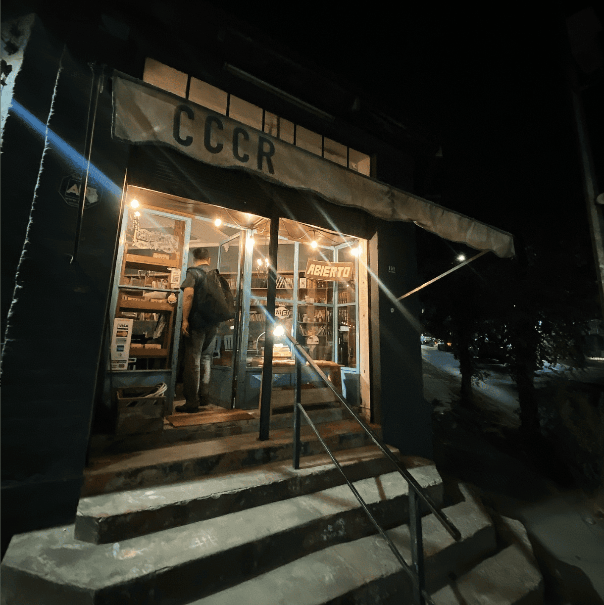 Entrada principal de CCCR, una tostaduría de café en Santiago. /Foto: @coffeeculture_cr